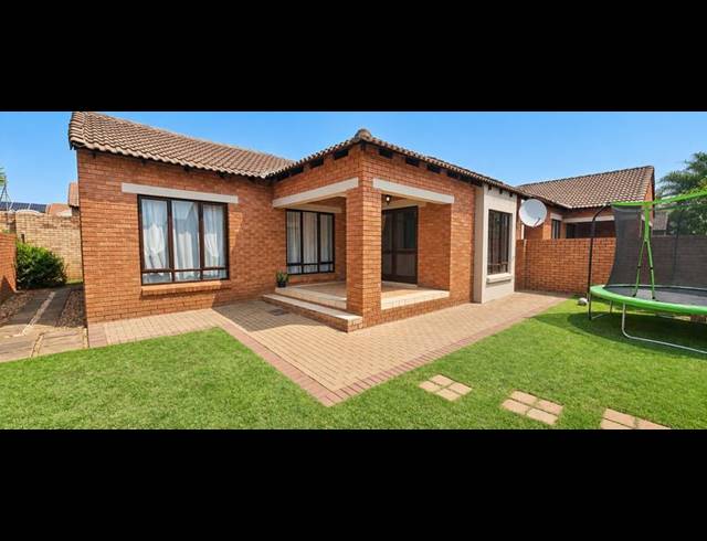 2 BEDROOM TOWNHOUSE FOR SALE IN MONAVONI